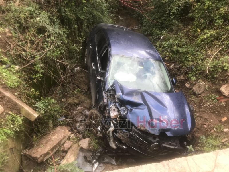 Otomobil dereye uçtu 1 yaralı