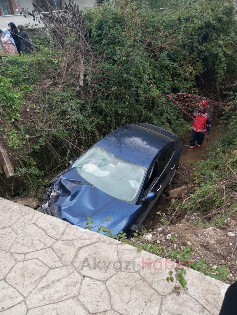 Otomobil dereye uçtu 1 yaralı