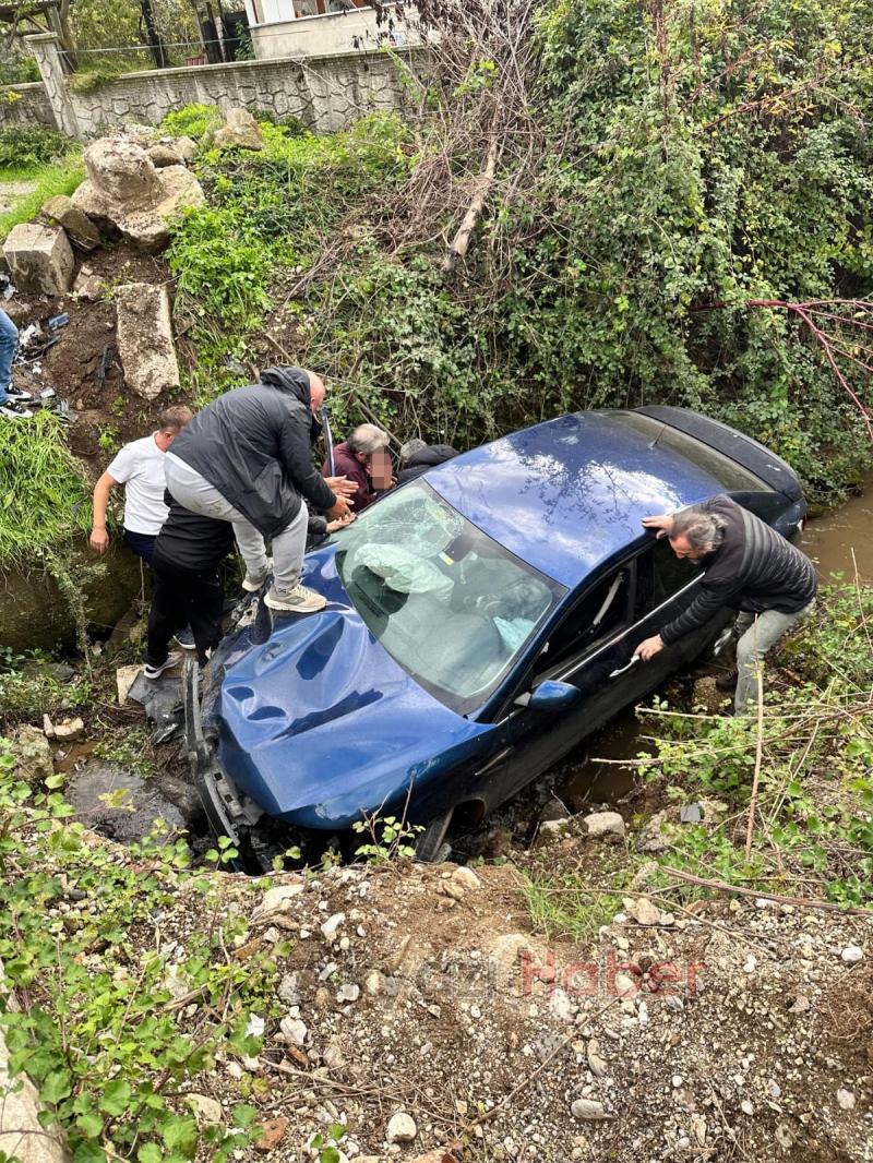 Otomobil dereye uçtu 1 yaralı