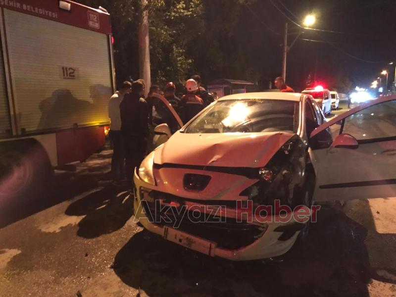 Caddede iki araç çarpıştı 2 yaralı