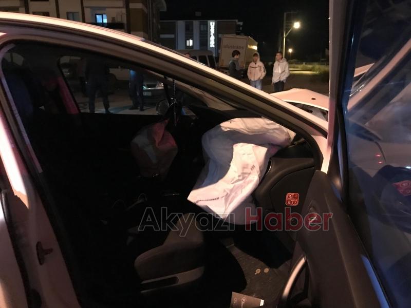 Caddede iki araç çarpıştı 2 yaralı