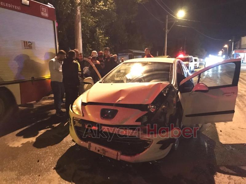 Caddede iki araç çarpıştı 2 yaralı