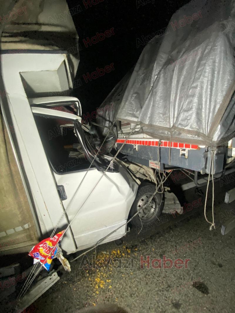 Tıra çarpan kamyonette sıkıştılar