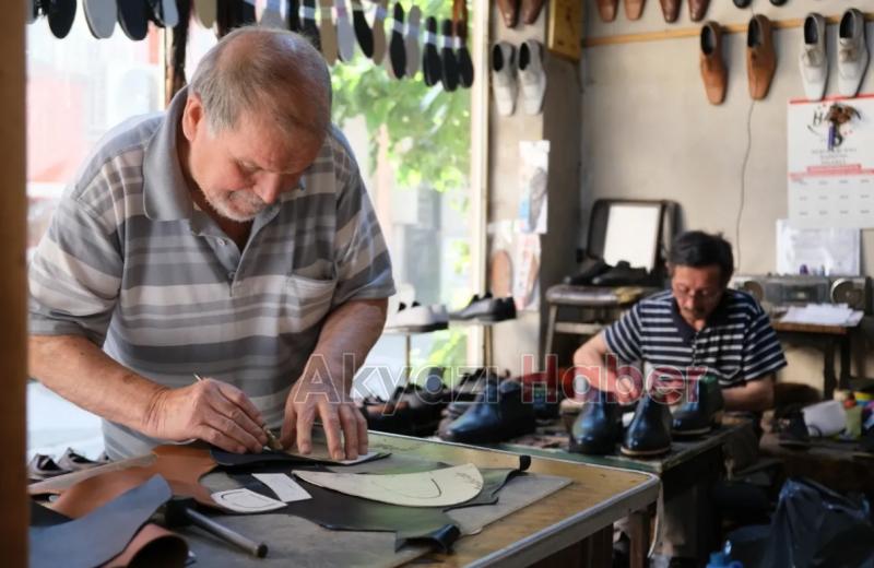 67 yıldır ayakkabıcılık yapıyor
