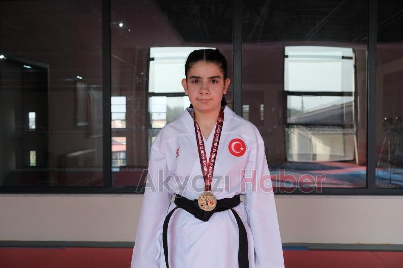 Ağabeyine heveslendi Milli Karateci oldu