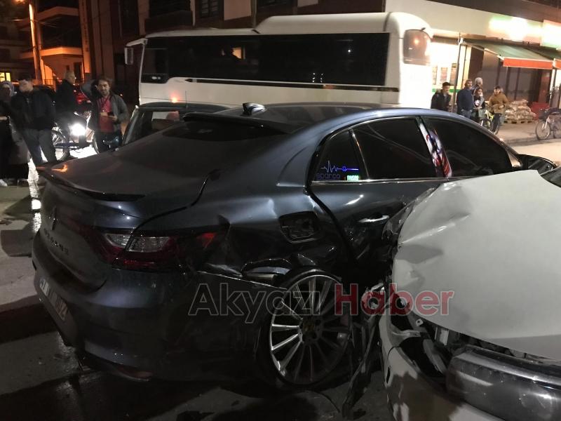 Akyazı da zincirleme kaza 2 yaralı