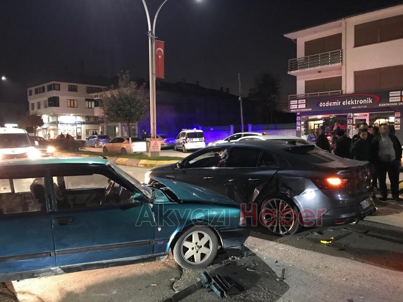 Akyazı da zincirleme kaza 2 yaralı