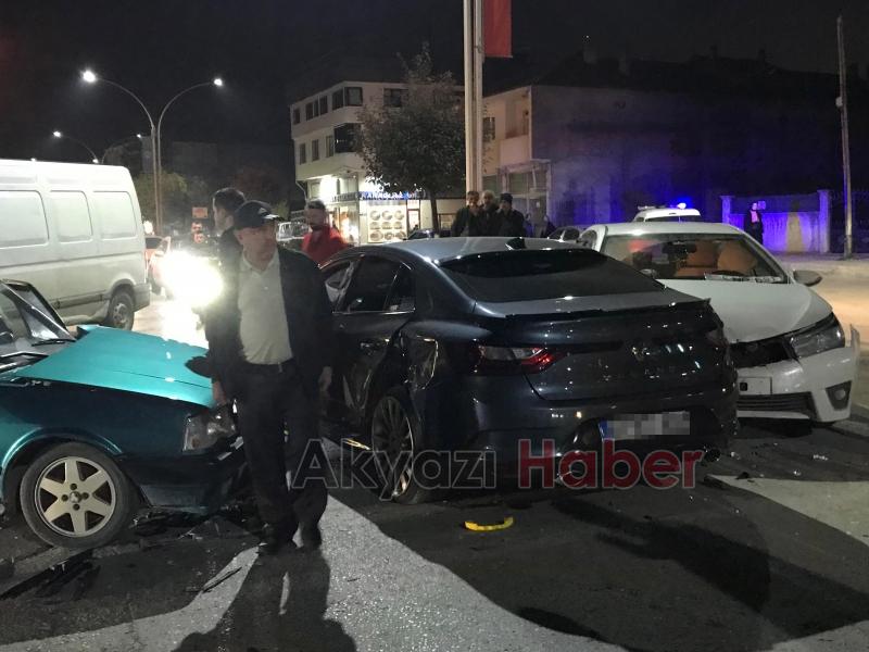 Akyazı da zincirleme kaza 2 yaralı