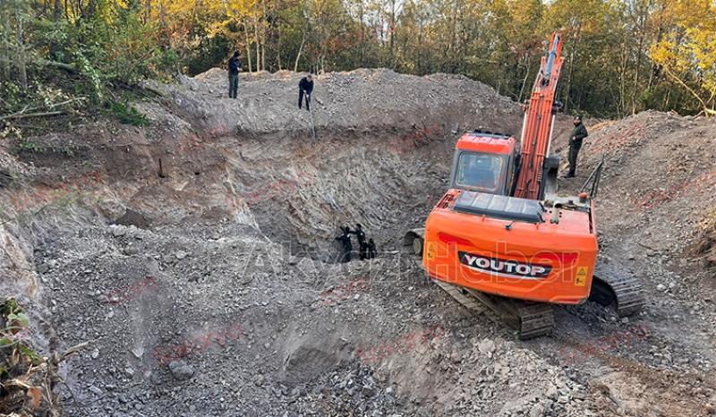 İş makinesi getirip ormanda define ararken yakalandılar