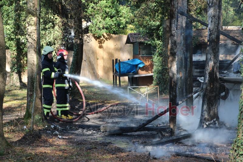 Akyazı'da ahşap tesis alev alev yandı