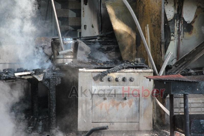Akyazı'da ahşap tesis alev alev yandı