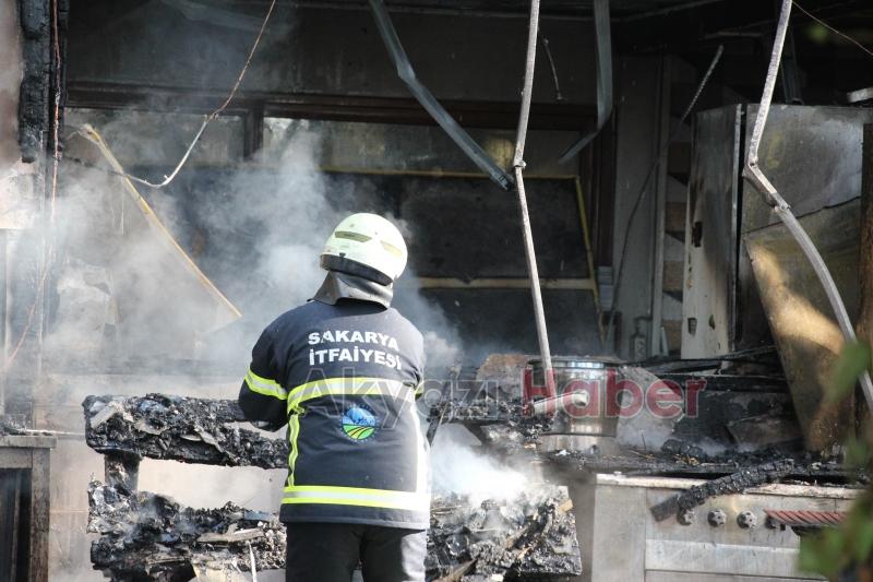 Akyazı'da ahşap tesis alev alev yandı