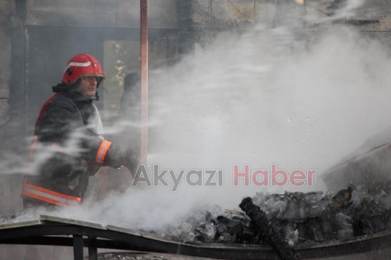 Akyazı'da ahşap tesis alev alev yandı