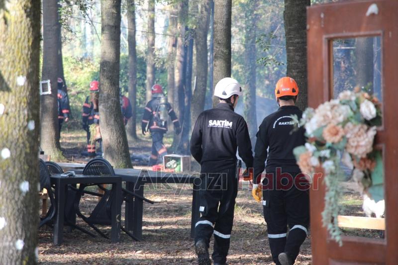 Akyazı'da ahşap tesis alev alev yandı