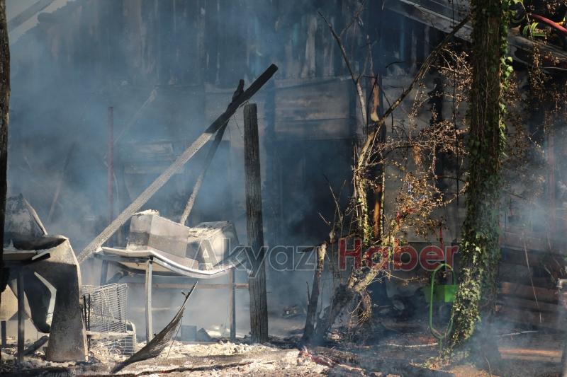 Akyazı'da ahşap tesis alev alev yandı