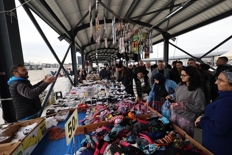 Camili-Karaman Pazar Yeri'nde Giyim ve Kumaş Pazarı açıldı