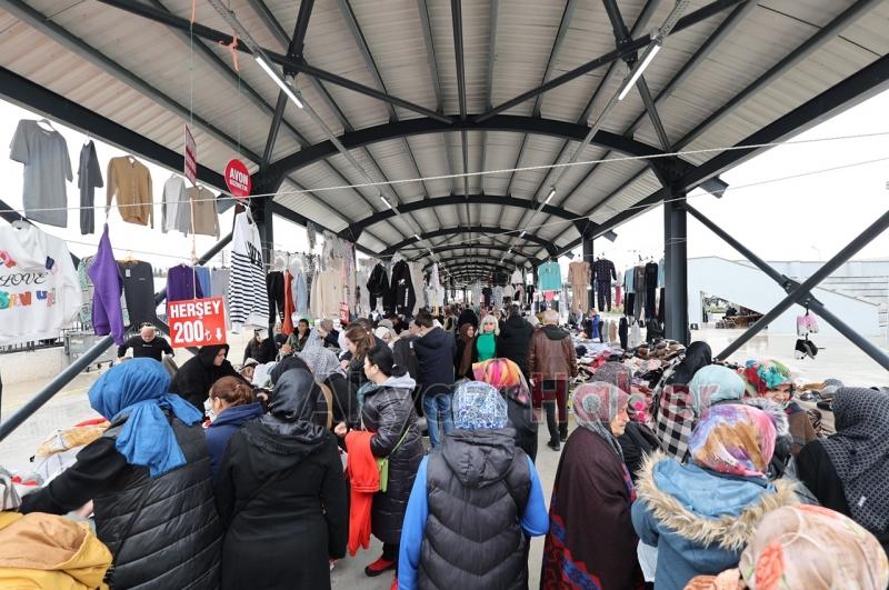 Camili-Karaman Pazar Yeri'nde Giyim ve Kumaş Pazarı açıldı