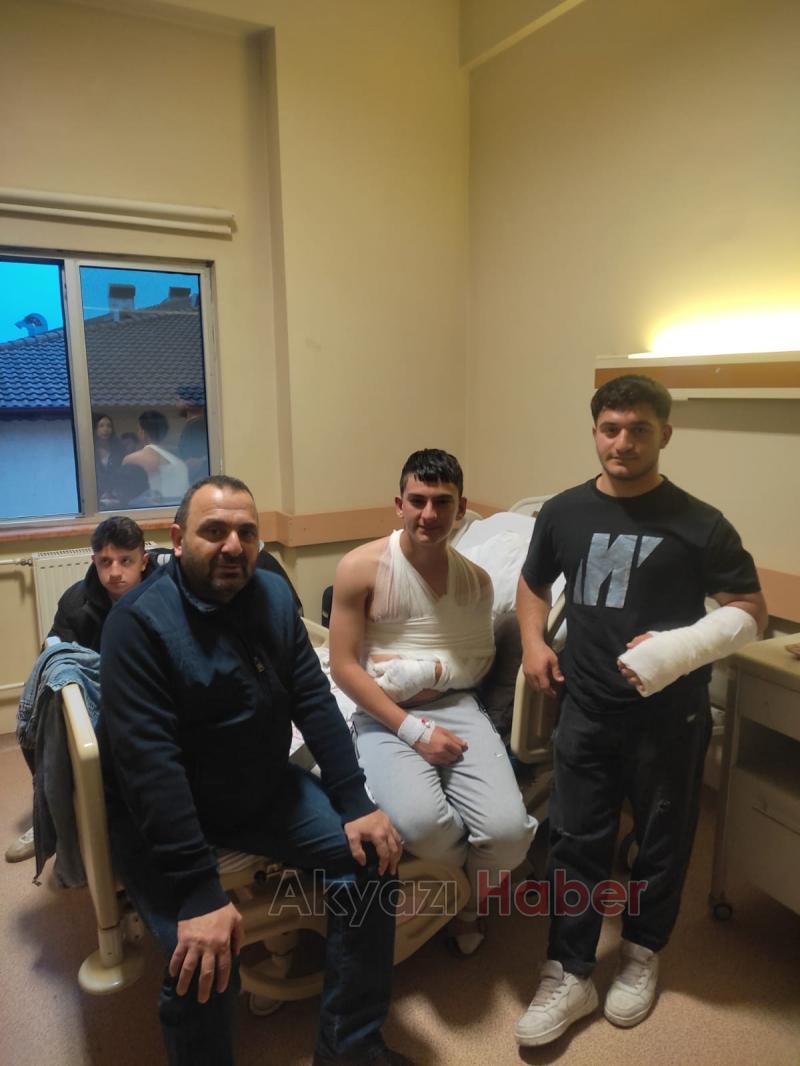 Akyazı Alperen Ocakları üyesi iki genç kazada yaralandı