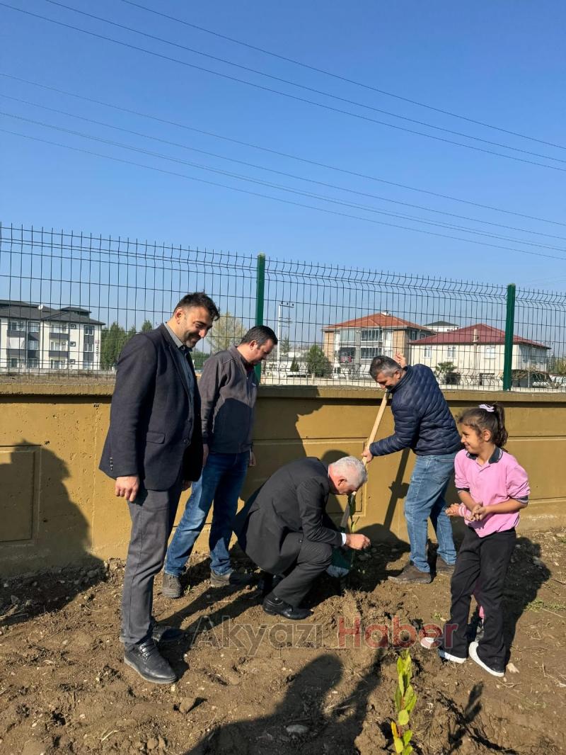 Akyazı Atatürk İlkokulu nda fidanlar toprakla buluştu