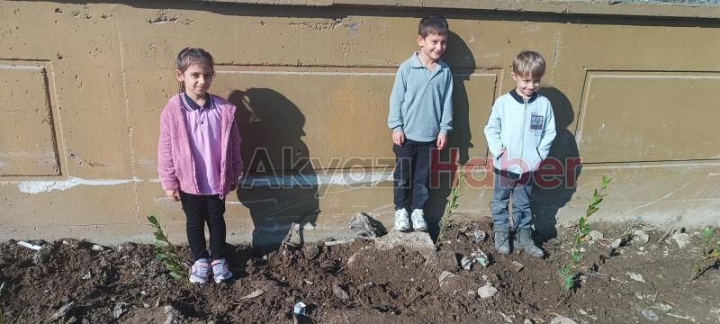 Akyazı Atatürk İlkokulu nda fidanlar toprakla buluştu