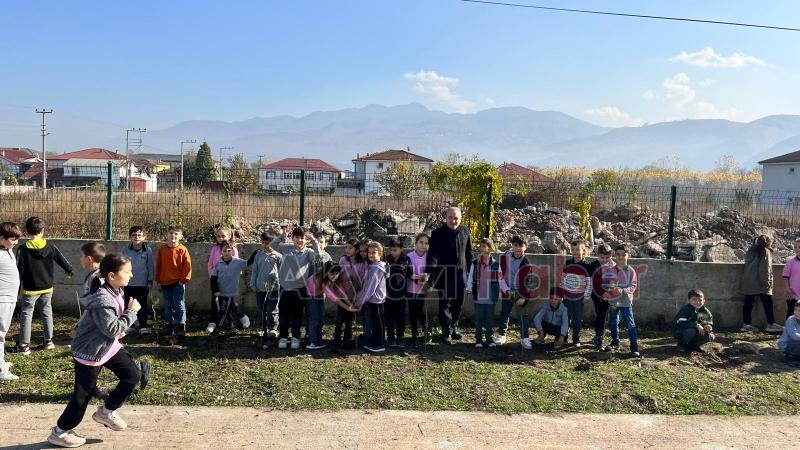 Akyazı Atatürk İlkokulu nda fidanlar toprakla buluştu