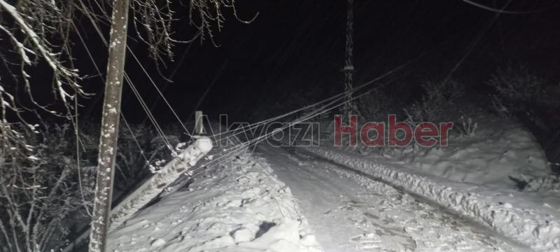 Kara dayanamayan elektrik direği yıkıldı