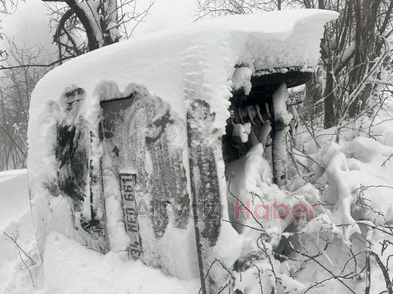 Akyazı da Bahçeye Uçan Araç Şaşkınlık Yarattı