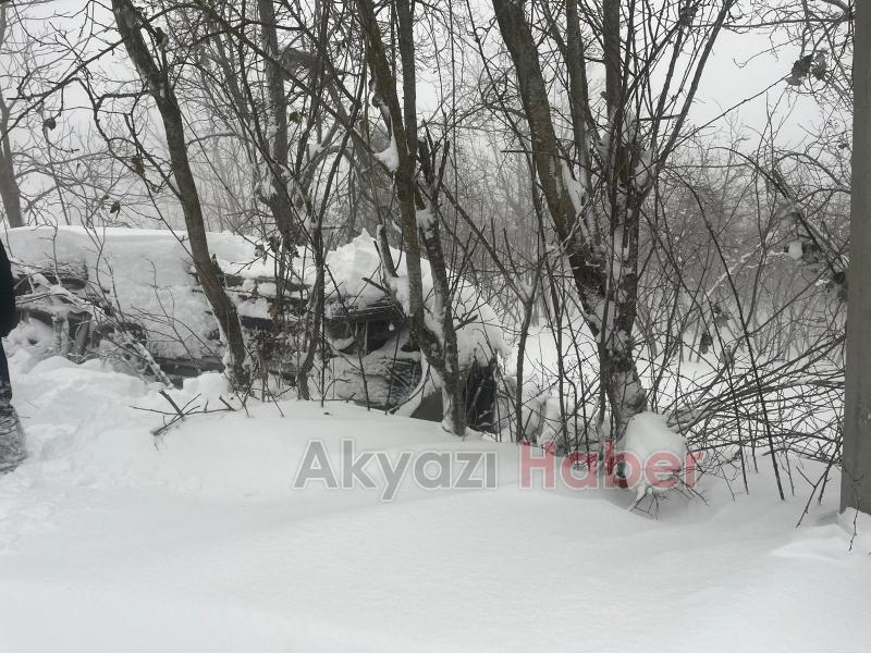 Akyazı da Bahçeye Uçan Araç Şaşkınlık Yarattı