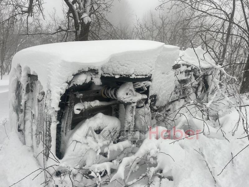 Akyazı da Bahçeye Uçan Araç Şaşkınlık Yarattı