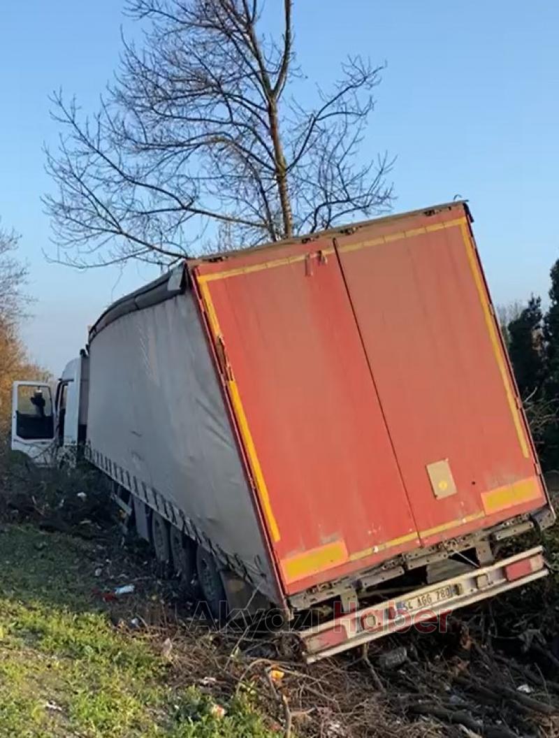 Otoyolda tır şarampole uçtu