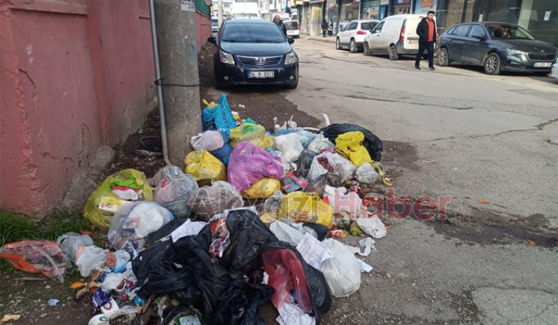 Akyazıda sokak çöplüğe döndü
