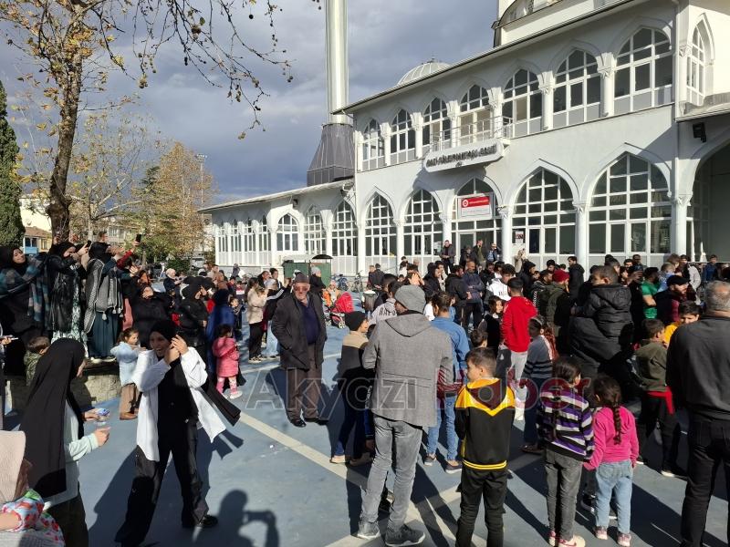 Akyazı daki Suriyeliler kutlama yaptı