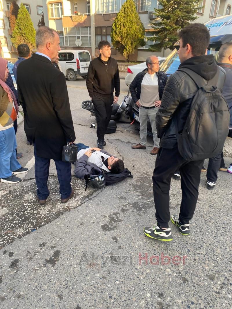 Okul servisi motosikletliye çarptı