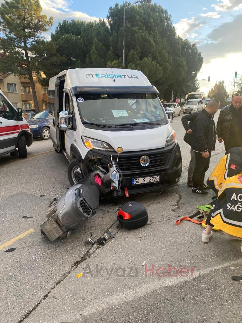 Okul servisi motosikletliye çarptı