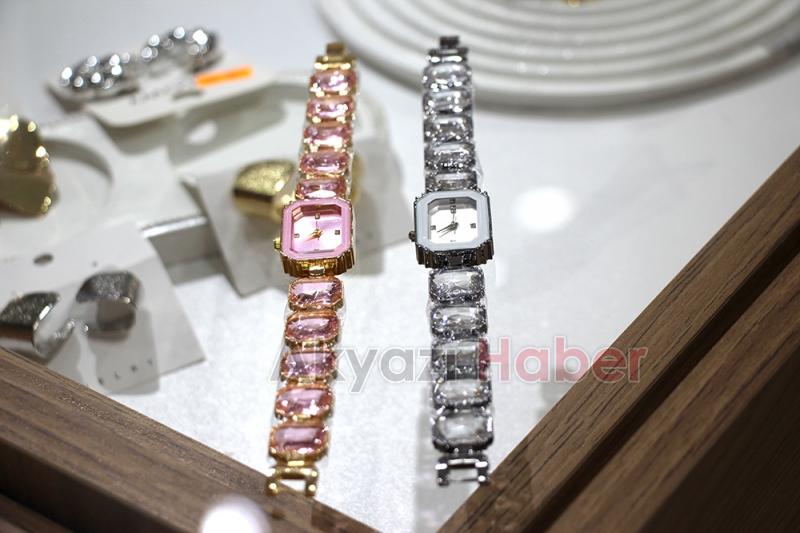 SO SHINE: Şıklığın ve Zarafetin Yeni Adresi Akyazı’da!