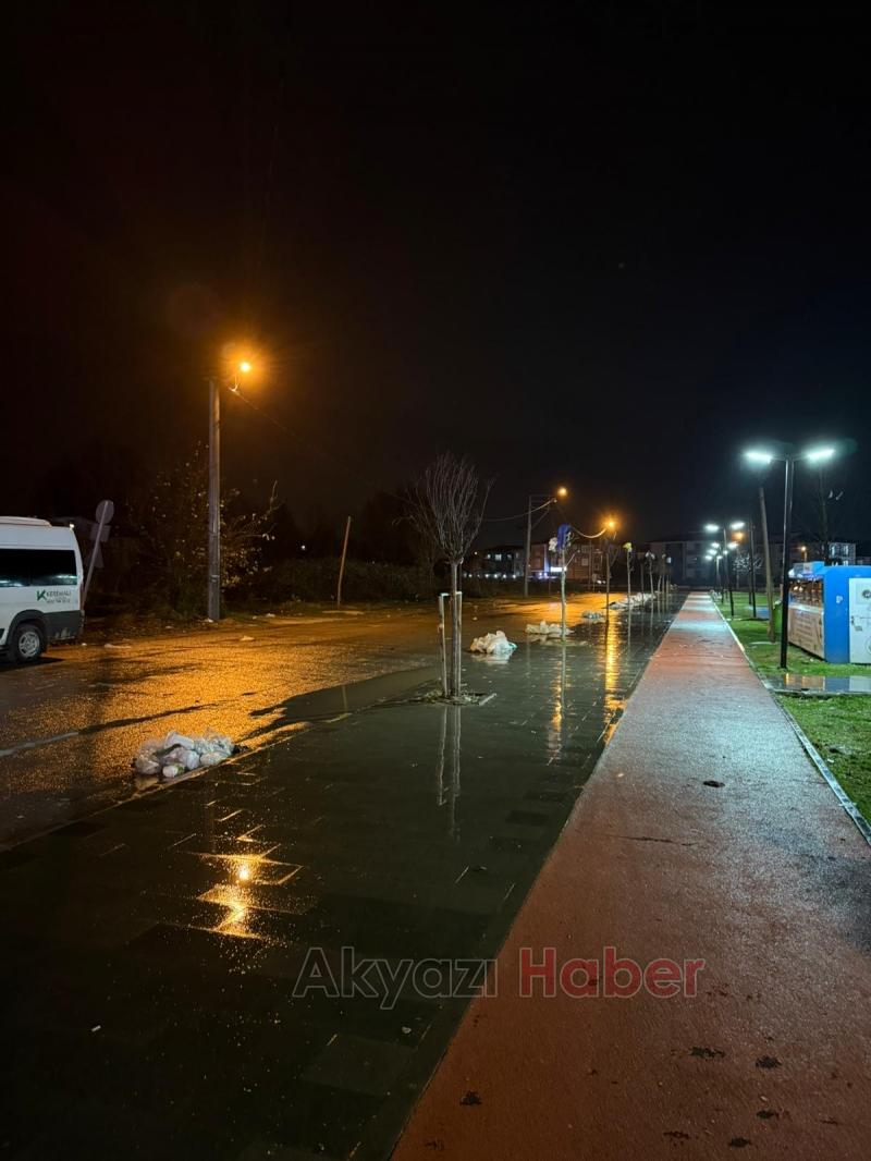 Akyazı da pazarcıya çöp tepkisi