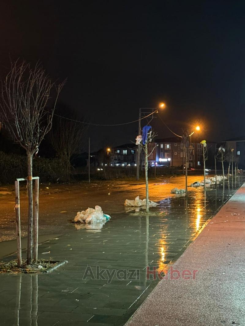 Akyazı da pazarcıya çöp tepkisi