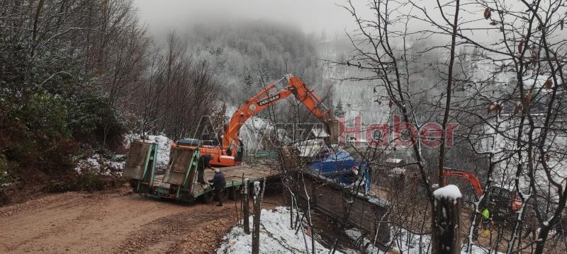 Taş kırma makinesi tırın üzerine devrildi