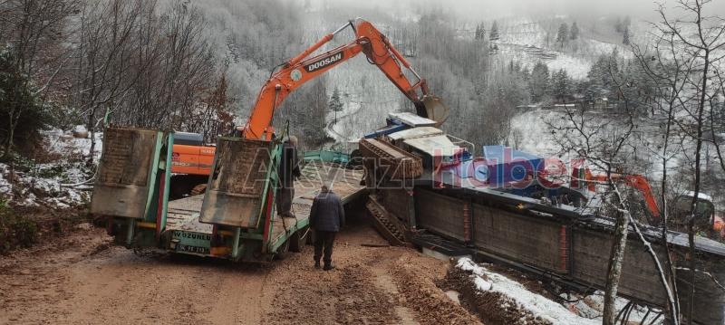 Taş kırma makinesi tırın üzerine devrildi