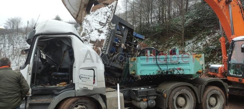 Taş kırma makinesi tırın üzerine devrildi