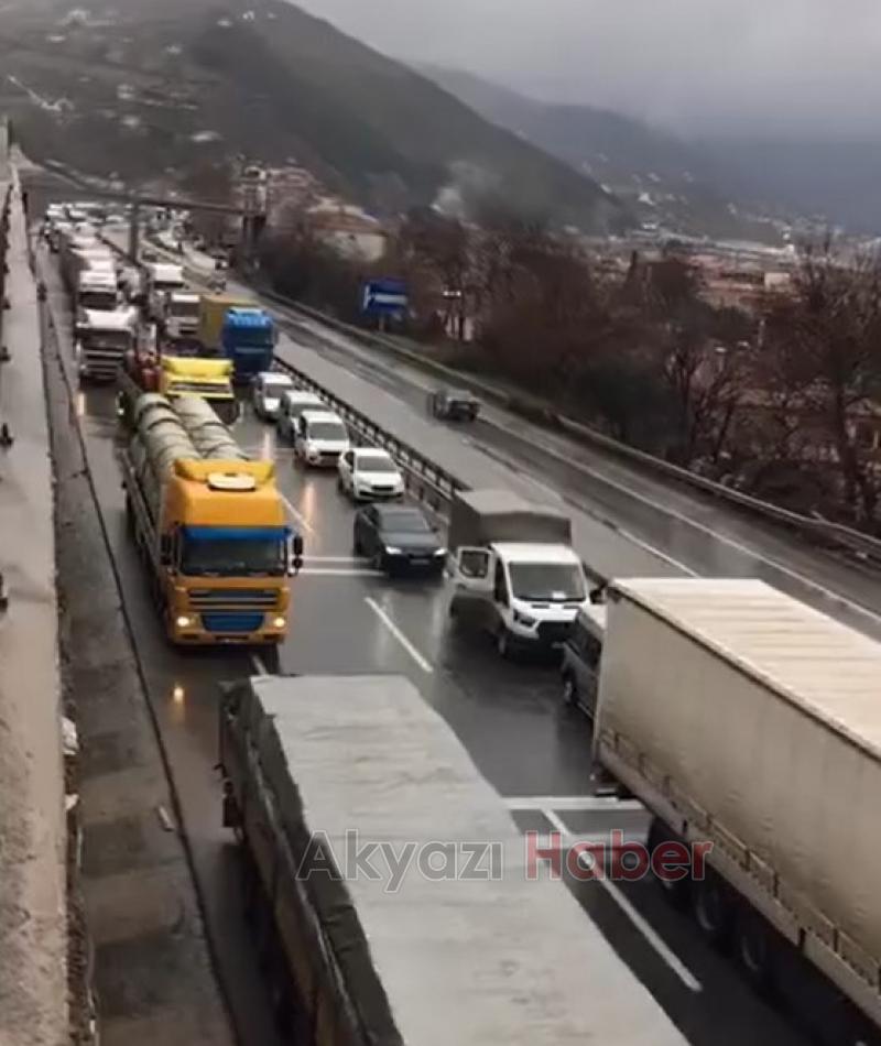 Trafiği kilitleyen kaza