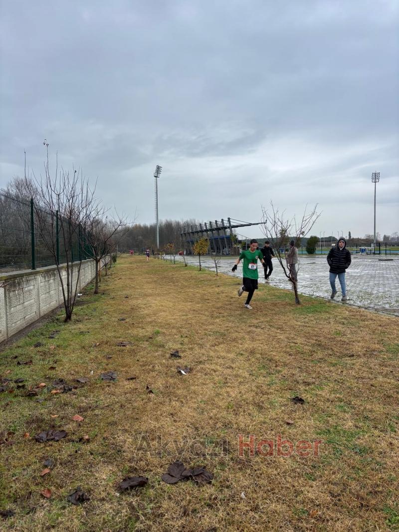 Akyazı Anadolu İmam Hatip Lisesi Kros Yarışması nda üçüncü oldu