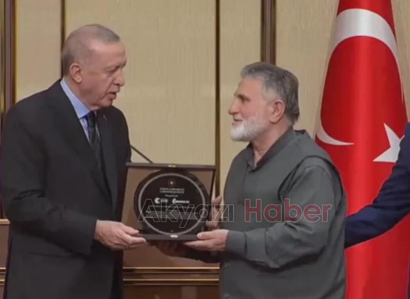 Cumhurbaşkanı Sakaryalı süpürge ustasını plaketle onurlandırdı