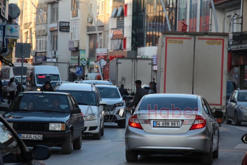 Ada caddesinde akşam trafiği 