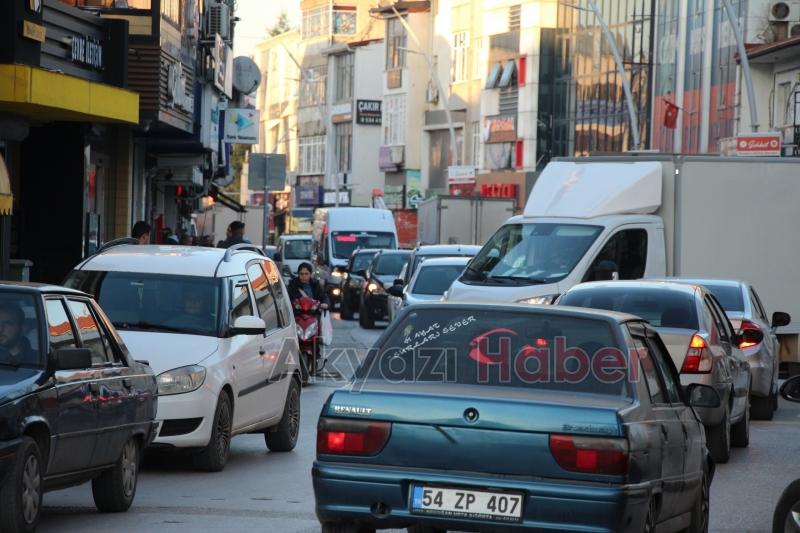 Ada caddesinde akşam trafiği 