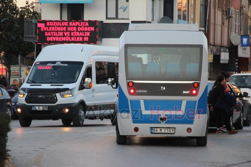 Ada caddesinde akşam trafiği 