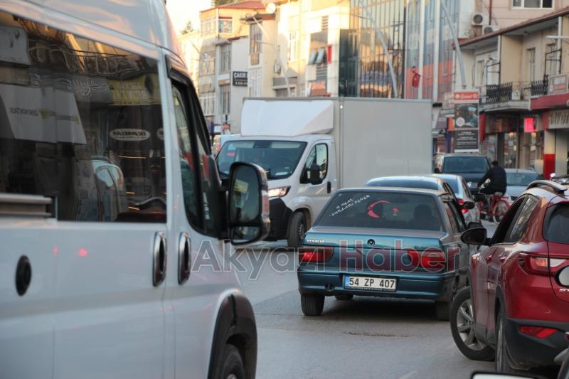 Ada caddesinde akşam trafiği 