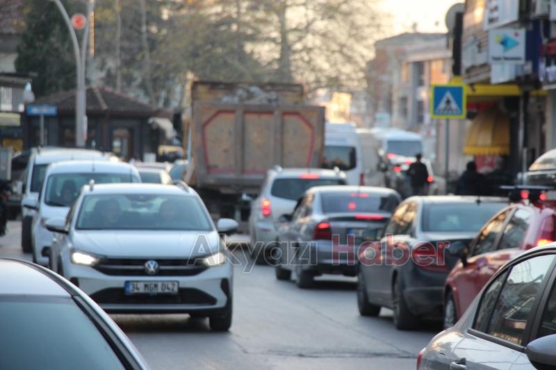 Ada caddesinde akşam trafiği 