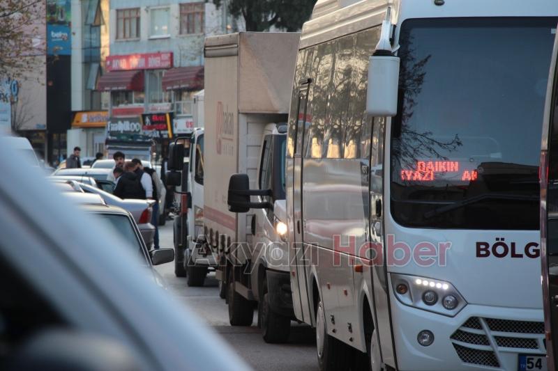 Ada caddesinde akşam trafiği 