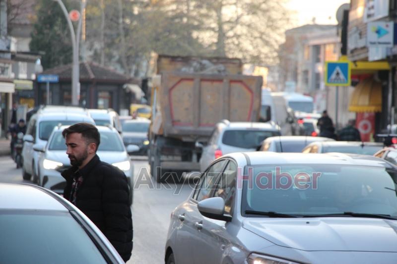 Ada caddesinde akşam trafiği 
